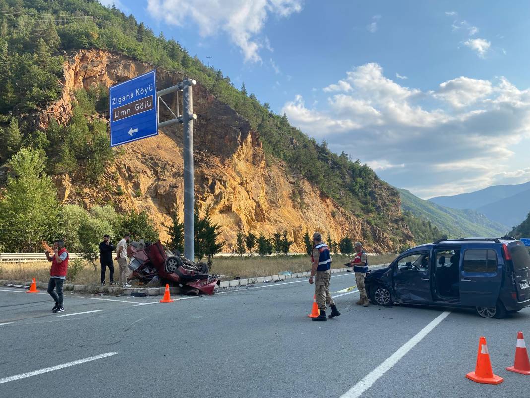 Hafif ticari araçla çarpışan otomobil bu hale geldi: 1 ölü, 9 yaralı 1